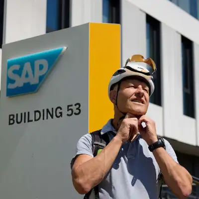 Porträt Frank Erles vor einem Schild mit der Aufschrift "SAP, Building 53"
