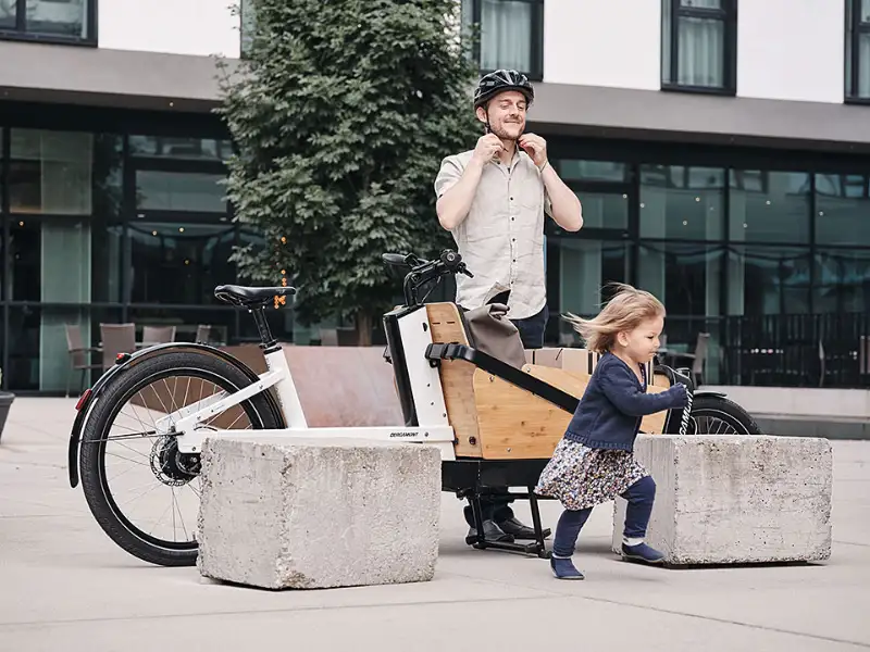 Lastenradler Urban mit Kind und Gepäck