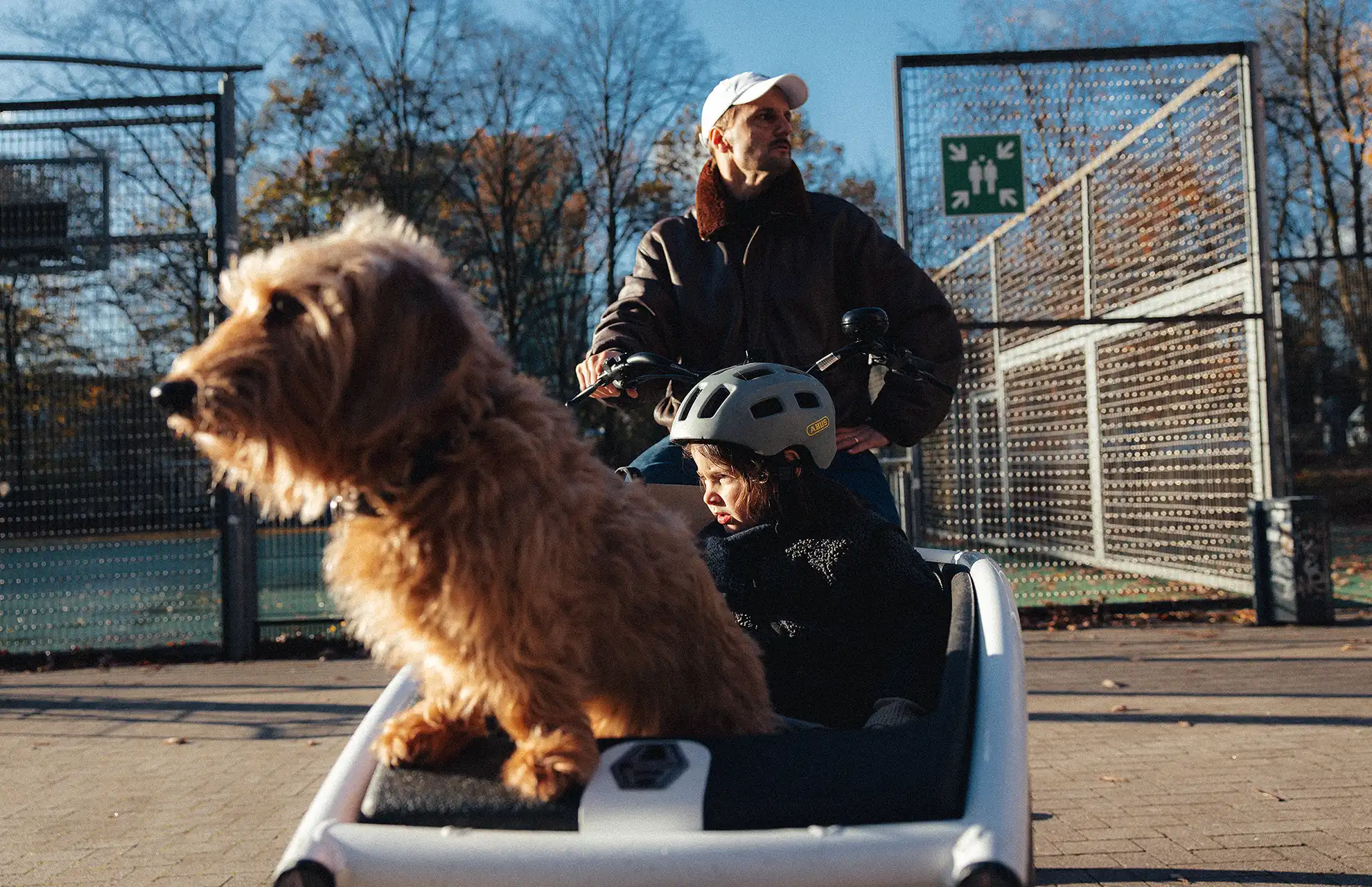 Vater, Tochter und Hund im Lastenrad von JobRad